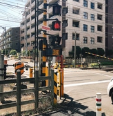 中央林間駅から東林間に向かって、線路沿いに歩くと踏切があります。踏切の10Ｍ先に店舗があります。