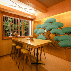 相席可能な6人掛けテーブル席をご用意しています。立ち飲みに疲れた際には、こちらでゆっくりと過ごしていただけます。全席喫煙可能なので、リラックスした雰囲気の中でお楽しみいただけます。なお、テーブル利用にはチャージ料がかかりますのでご了承ください。友達や新しい出会いと共に、楽しいひと時をお過ごし下さい。