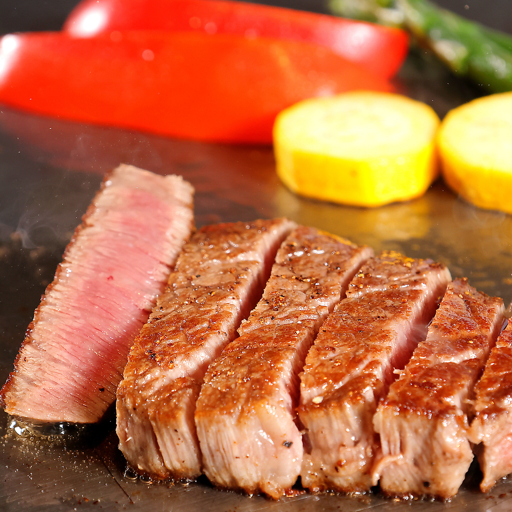 鉄板焼きパフォーマンスと共に、本格鉄板焼をお愉しみいただける洗練された大人空間が魅力。