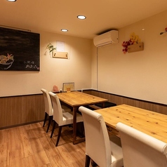 当店では、ご家族やご友人でのお食事など幅広い場面に利用がしやすい4名テーブルを2席ご用意しております。