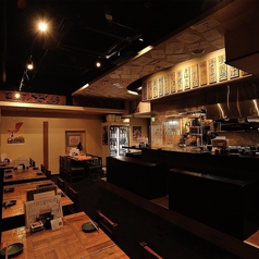 シックで和モダンな雰囲気の店内。壁には可愛らしいイラストもウォールアートも。テーブル席の奥側はソファタイプとなっておりますので、ゆっくり寛いでいただけます。友人や家族と共に、リラックスしたひとときをお過ごしくださいませ。各種シーンに最適なお席となっておりますので、是非ご利用ください。