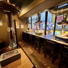 【2Fカウンター席】窓際から外を眺められる開放的な特等席。落ち着いた雰囲気で、デートや二人並んでの語らいにぴったりの空間です。
