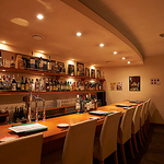 お一人様でも大歓迎！オシャレなバーカウンターでゆったりとお過ごしください♪