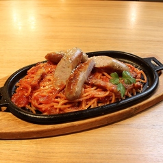 熟成ソーセージの鉄板ナポリタン