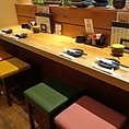 4名で並んでカウンターでお楽しみいただくこともできます★もちろん一人のみも◎