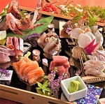 糸島半島の漁港で水揚げする漁師さんから直接買い付け。毎日料理長が活魚を運んできます。