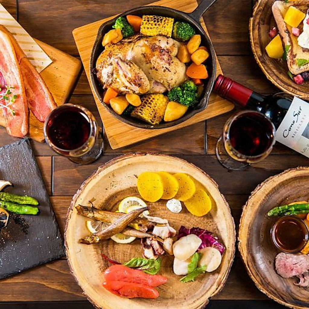 オールドアメリカンなデザインのオシャレな店内で、燻製やジンギスカンを楽しめるダイニングバー！