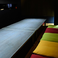 2階にあるお座敷席は、最大15名様までご利用可能です◎靴を脱いで寛げるスタイルなので、会社宴会や親戚の集まりなど、長時間の宴会でも疲れにくいのが魅力。プライベート感のある空間で親睦を深められます。