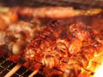 炭火で焼き上げる本格串焼き！直火で焼いているので、表面は香ばしく中はジューシーなんです。