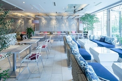 明るくポップな雰囲気の中で、本格的なサムギョプサルを楽しむことができます。新鮮な食材を使い、リーズナブルな価格で提供される料理は、肉好きにはたまらない逸品です。友人や家族と一緒にシェアしながら、楽しい時間を過ごすのにぴったりの場所です。焼き上がった肉を野菜と一緒に包んで、お楽しみください。