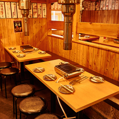 【宴会席~14名様】最大14名様までご利用可能な宴会席をご用意しています。焼肉を楽しみながら、友人や同僚との特別な時間をお過ごしください。