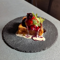 ふわとろフレンチトースト 四種のベリーのソース