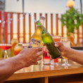 非日常感あふれる南国空間で、特別なパーティーを。「BLUE HAWAII 新宿店」では、BBQと飲み放題を楽しみながら、盛り上がる時間を演出します。女子会や誕生日会、各種イベントにもぴったりの華やかなビアガーデンです。