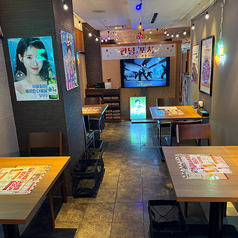 まるで韓国屋台!2~4人用の広々としたテーブル席は、飲み会、デートに最適です。