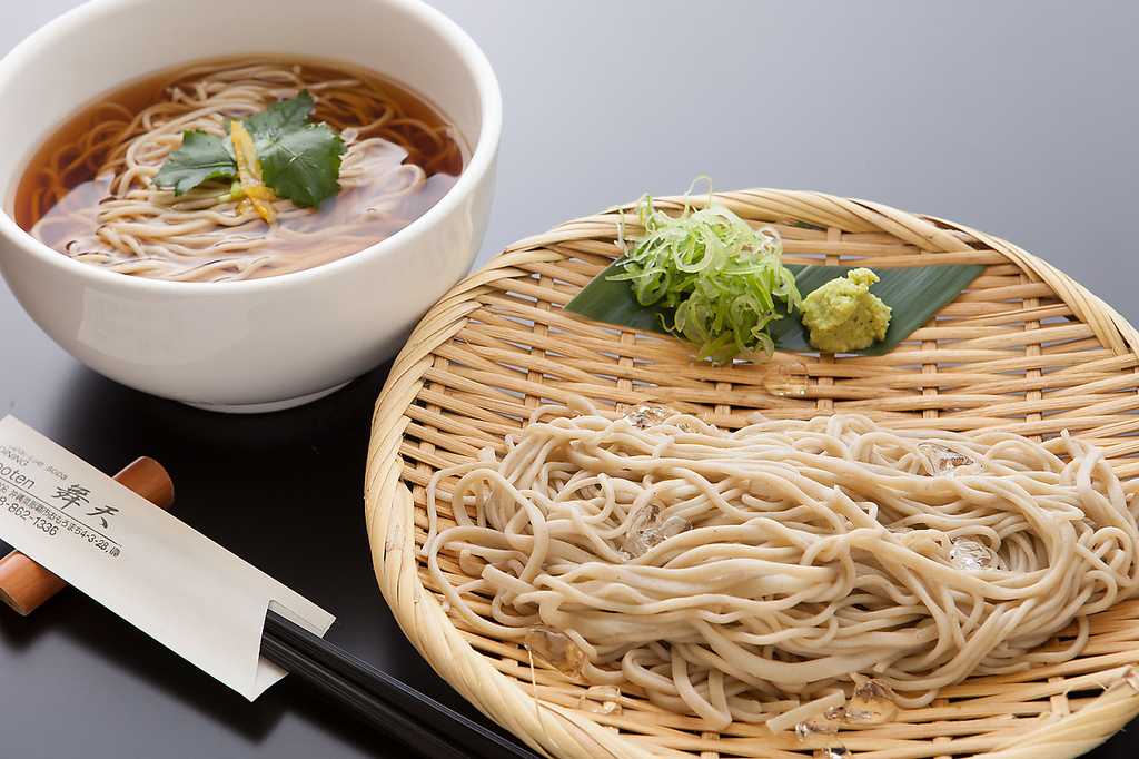 お昼には本格十割そばごご提供！昼夜二つの『舞天』をお楽しみください。
