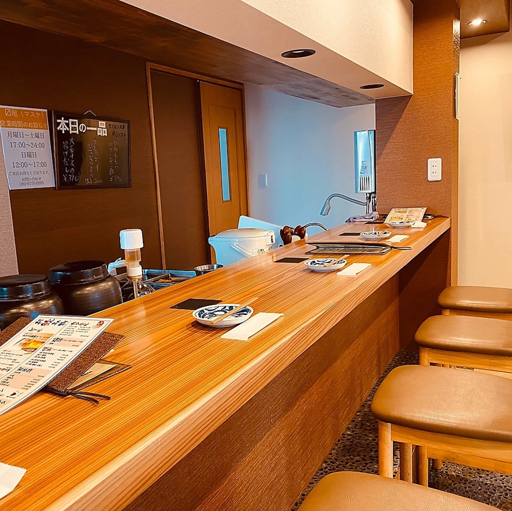 木の温もりが感じられるカウンター席。お仕事帰りやサク飲みにもぴったりです。