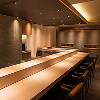 温かみのある和モダンな店内