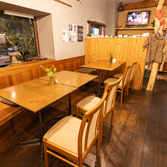 木目の温かみあふれるゆったりテーブル席♪ご友人やご家族とのランチ・カフェタイムにぴったりです◎