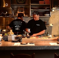 【視覚でも楽しめる◎臨場感あるカウンター席☆】