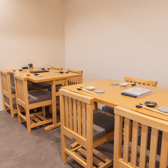 4名掛けテーブルを2席ご用意しております。