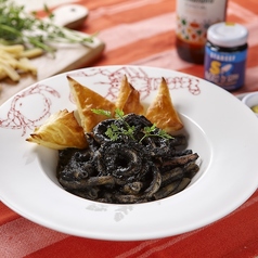 スペイン産イカスミで仕上げた墨煮ショートパスタ～アイオリソース仕立て～