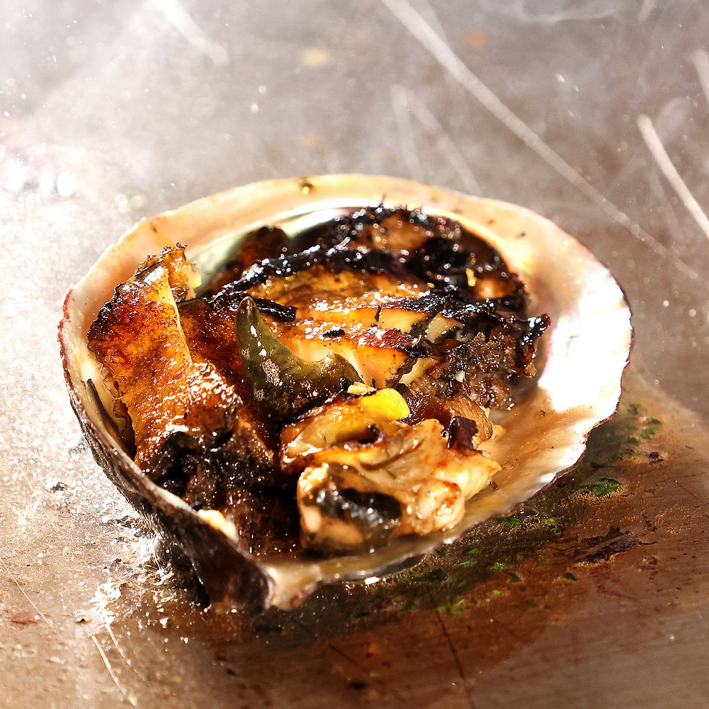 アラカルトメニューも月替りの前菜をはじめ、魚介、肉料理など豊富にございます！