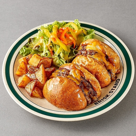 和食の感性が生む極上バーガー！肉汁染み込む断面焼きを豪快に味わう。