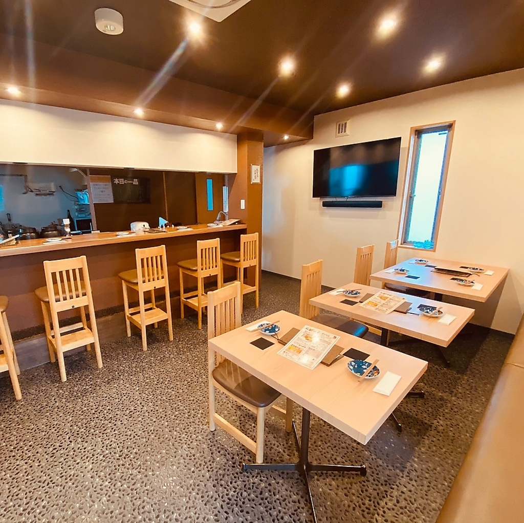 シンプルな中にも和を感じる店内は落ち着いた雰囲気でお過ごしいただけます。