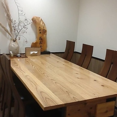 会食や接待、顔合わせなどフォーマルな場面にもご利用していただける6名様個室を完備しております。