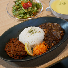 牛すね肉とひよこ豆のカレーの合いがけカレー