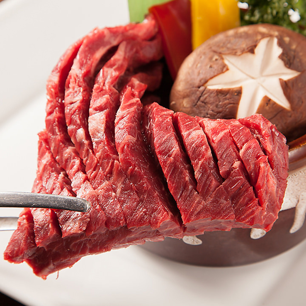 炭焼きの香ばしさとともにお楽しみください 。黒毛和牛だけでなく、食べ放題もご用意しました。