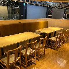 12名様までご利用いただけるテーブル席をご用意！天神での飲み会や女子会、会社の会食・打ち上げはもちろん、宴会やビジネス利用にも最適。ビール専門店ならではの、樽生ヱビスの多彩な飲み比べと、料理とのペアリングを楽しめる空間です。