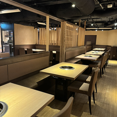 50名様から最大82名様まで利用可能な貸し切りスペースは、開放感ある広々としたレイアウト。スタイリッシュな内装と充実した設備で、パーティーやイベントに最適です◎