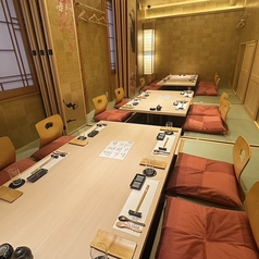 【掘りごたつ個室　16名様席】最大で16名様までご利用いただける掘りごたつ個室は、人気のお席です。ゆったりと余裕のあるスペースで、快適にお過ごしいただけます♪