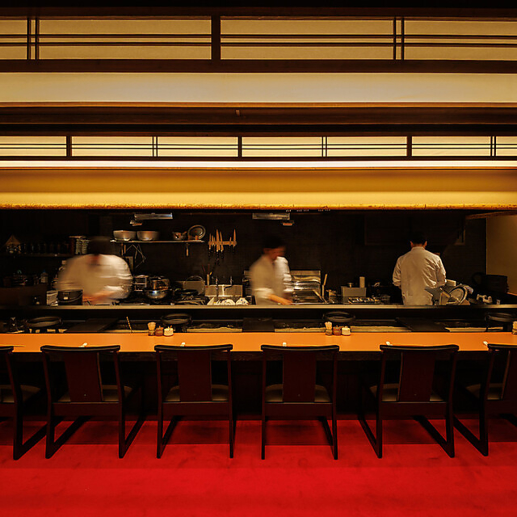 お一人様も入りやすい囲炉裏カウンター。デートにもぴったり