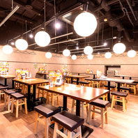 《越谷で宴会》木を基調とした落ち着きのある店内