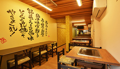 【4名様テーブル×5卓】鉄板を完備したテーブル席。4名様テーブルを2卓繋げて8名様でのご利用も可能です！！