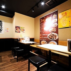 広々としたテーブル席をご用意しております♪少人数の食事会や会社宴会、歓送迎会などに最適で、ゆったりとくつろぎながらお料理を楽しめるお席です。ご家族やご友人とのお食事にぜひご利用ください。