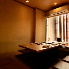 【2F 個室掘りごたつ席】2名様~6名様までの個室掘りごたつ席をご用意しております。こちらの席では、個室空間で掘りごたつ席なのでゆったりとおくつろぎいただけます。記念日、接待など大切な時間を落ち着いた空間でごゆっくりと。