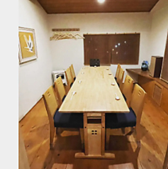 木の温もりを感じる広々とした空間で、絶品料理を囲みながら親睦を深められます♪お荷物が多い場合でも快適にお過ごしいただけます◎