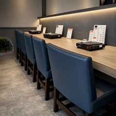 店内奥に設けたカウンター席は、木目の美しさと柔らかな照明が印象的な落ち着きのある空間。調理の臨場感を程よく感じながら、静かに食事とお酒を楽しめます。気取らず過ごせる心地よさで、一人飲みや大人の語らいにも最適です。