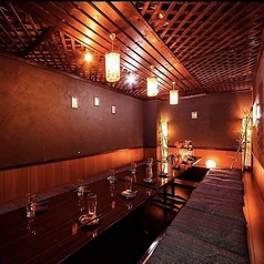 会社の宴会や懇親会など大人数での会合も当店にお任せください。ゆったりとお過ごしいただける広々としたテーブル席はフロア貸切でのご利用も可能です。広々とした心地よい空間で自慢の料理とお酒を心ゆくまで満喫していただけます。周りを気にせず素敵なひとときをお楽しみください◎