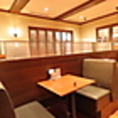 落ち着いた雰囲気の店内は、ゆったりとした時間をお過ごしいただけます。お仕事の合間のお食事や、お仲間同士でのお集まりにもご利用ください。※イメージです。