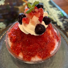 【夏季限定】濃厚いちご杏仁ミルク氷