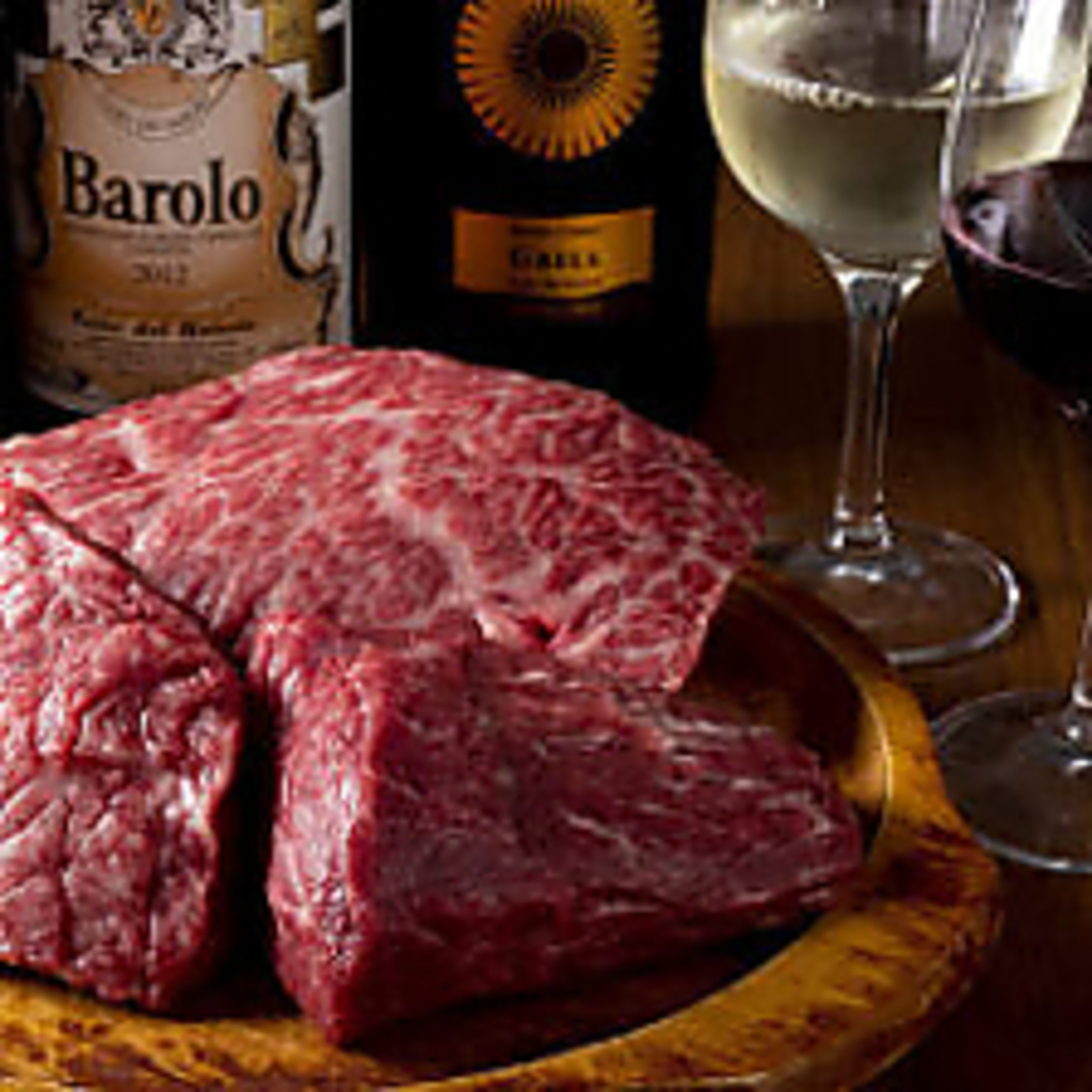 当店三大名物のひとつ、お肉！国産牛にこだわりのある、シェフが厳選した部位をお好きな焼き加減で！