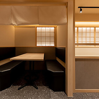 街の喧騒を忘れさせる、静謐で落ち着いた大人の隠れ家