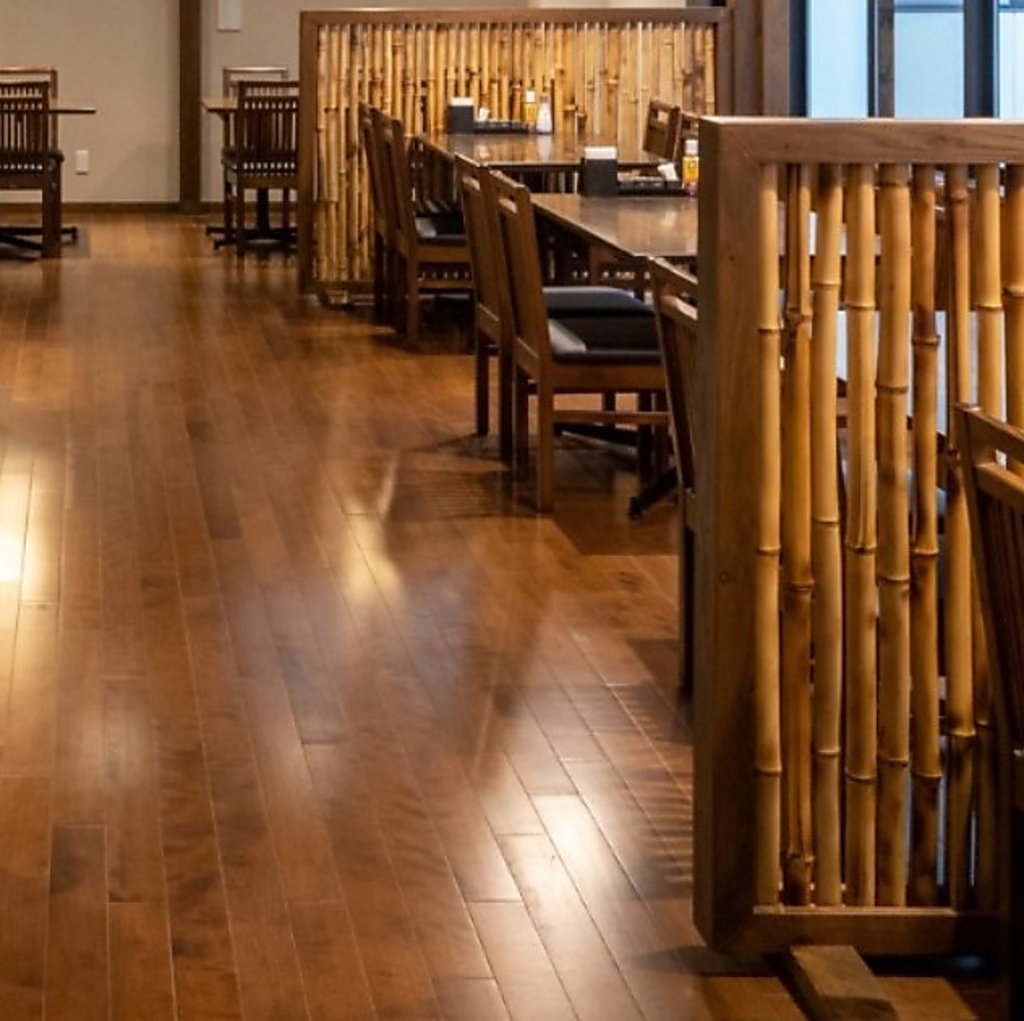 お席はテーブル席、カウンター席、半個室(囲炉裏席)をご用意しております！貸切は16～30名様まで可能