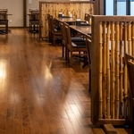 お席はテーブル席、カウンター席、半個室(囲炉裏席)をご用意しております！貸切は16～30名様まで可能