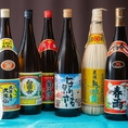 泡盛が並んで沖縄ムードを引き立てます。