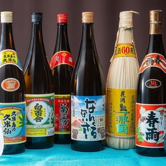 泡盛が並んで沖縄ムードを引き立てます。